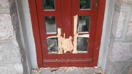 Casa fostului primar din Tușnad Sat a fost atacată de către un urs - FOTO
