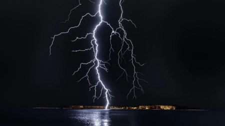 Sfârșit tragic pentru un bărbat din Vrancea. Acesta a murit după ce a fost lovit de fulger