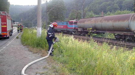Un vagon încărcat cu benzină a luat foc la Bușteni! Este pericol de explozie - FOTO