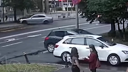 Momentul accidentului de la Baia Mare! Doi tineri, soț și soție, ce așteptau într-o stație de autobuz au fost izbiți în plin de șoferul unui BMW. Femeia a murit, iar bărbatul este în stare gravă - VIDEO