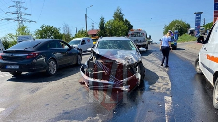 Accident rutier în capăt CUG. Două maşini s-au izbit violent - EXCLUSIV, FOTO, LIVE VIDEO, UPDATE