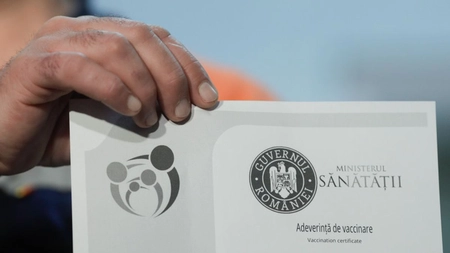 Medicul de familie care elibera certificate false de vaccinare contra cost, dar și antrenorul fotbaliștilor au fost reținuți