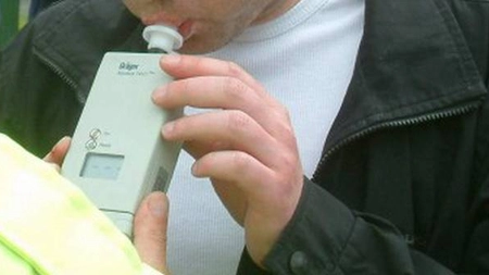 Un bărbat din Vrancea a condus beat un autoturism, a provocat un accident rutier și a muşcat pe unul dintre poliţiştii care dorea să îl imobilizeze