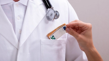 Un medic ginecolog din Giurgiu a fost prins în flagrant că a luat mită. Ce scuză a avut acesta