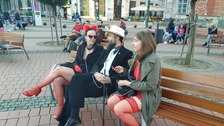 Bărbatul care plimba două femei în lesă, în centrul Timișoarei, a murit în Costa Rica. Era cel mai bogat român în bitcoin - FOTO, VIDEO