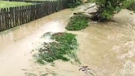 Avertizare meteo de vreme rea. Meteorologii anunță scurgeri de pe versanți, pâraie și viituri rapide cu creșteri de debite