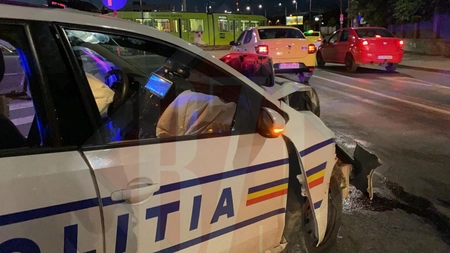 O maşină de la poliţia rutieră a fost făcută praf. Accident ce putea avea urmări grave aseară la Iași - Exclusiv, Galerie Foto, Live Video