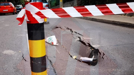 Imagini de coşmar pe o stradă din centrul Iaşului. Un crater imens a apărut din senin pe şosea. Circulația rutieră se desfăşoară cu dificultate - Exclusiv, Galerie Foto, Video, Update
