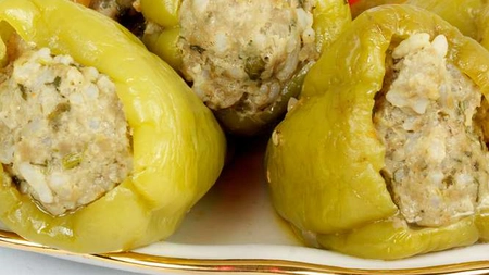 Reţetă de ardei umpluţi cu orez. De ce îi opărești înainte