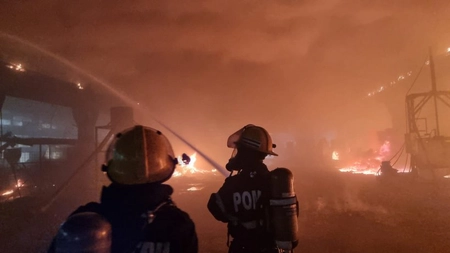 Incendiu puternic în judeţul Dâmboviţa. O hală cu polistiren, cuprinsă de flăcări. Mesajul Ro-Alert a fost emis de autorităţi