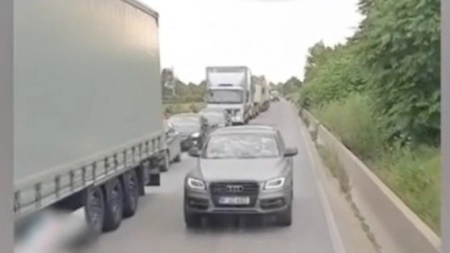 Imagine halucinantă! Un șofer merge cu spatele pe contrasens pe centura Capitalei