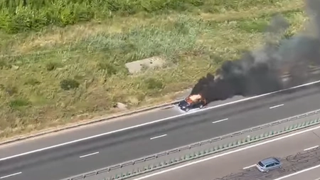 Autoturism în flăcări pe Autostrada Soarelui, pe sensul de mers spre București-FOTO, VIDEO