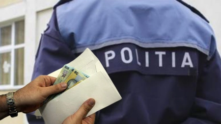 Un ieșean a crezut că scapă de dosar penal cu 200 de lei. A încercat să-l ademenească pe un polițist, dar s-a ales cu o acuzație de dare de mită (Exclusiv)