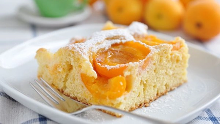 Prăjitura cu caise, un desert pufos și răcoros! Iată ce ingredient trebuie să folosești, pentru un blat extrem de aromat