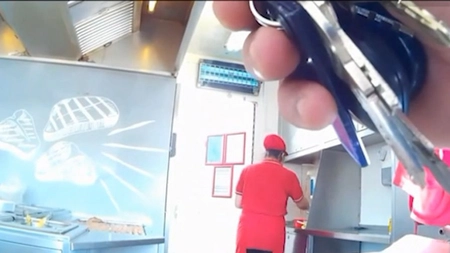 „Străin în România”. Un bărbat a cerut o porţie de mici, dar a fost refuzat de o vânzătoare din Ordorheiu Secuiesc. Motivul: nu vorbea limba maghiară - VIDEO