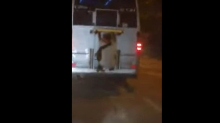 Bărbat din Constanța și-a pus viața în pericol după ce a mers atârnat de autobuz - VIDEO
