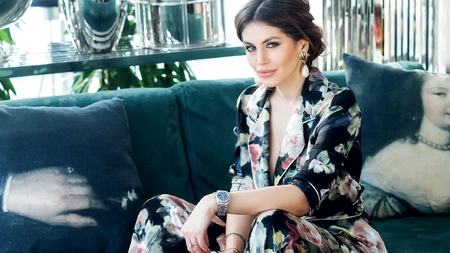 Ce operații are Cristina Săvulescu. Celebrul designer este copia Angelinei Jolie