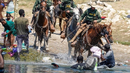 Trimisul SUA din Haiti şi-a dat demisia! Susţine că este inuman ca America să deporteze oamenii care au fugit din fața cutremurului! Americanii i-au gonit cu caii pe migranți - FOTO