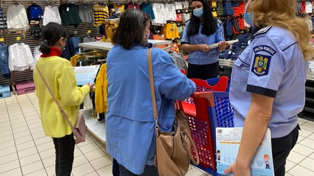 Întâlnire într-un centru comercial a poliţiştilor ieşeni cu părinţii şi bunicii, în cadrul proiectului VACANŢA S-A TERMINAT!
