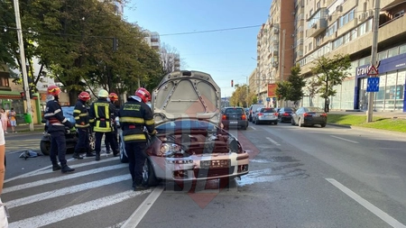 Accident rutier în municipiul Iaşi. Două persoane au fost rănite, după ce două autoturisme s-au izbit - EXCLUSIV, LIVE VIDEO, FOTO
