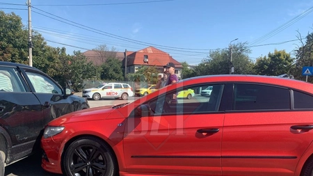 Accident rutier în Podu de Piatră. Două autoturisme s-au izbit, după o neacordare de prioritate - EXCLUSIV, FOTO