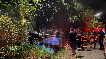 Accident rutier cu victime în zona Sărărie din municipiul Iași! Un autoturism a părăsit carosabilul, rupând o țeavă de gaz - EXCLUSIV/FOTO, VIDEO