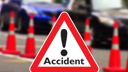 O maşină a fost spulberată de un camion pe DN7. Trei oameni au murit
