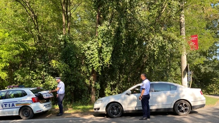 Poliţiştii rutieri acţionează pe raza municipiului Iaşi pentru siguranţa participanţilor la trafic - FOTO