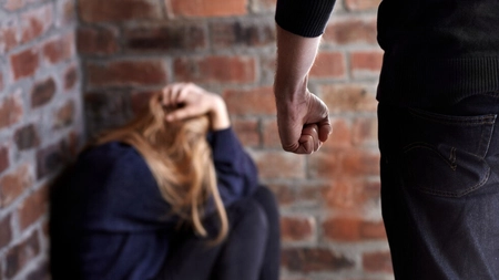 Femeie din Iași, lovită cu capul de o poartă metalică. Agresorii au fost filmați tot timpul. Indivizii au susținut că, de fapt, victima i-ar fi provocat