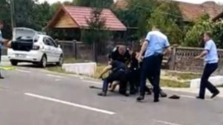 Bărbat pus la pământ de opt poliţişti, după ce a lovit un agent cu parul şi a distrus maşina de Poliţie, în Gorj