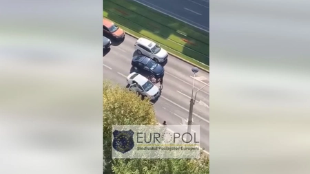 Klaus Iohannis le-a recomandat românilor golful, astfel mai multe persoane s-au bătut cu o crosă în mijlocul străzii - VIDEO