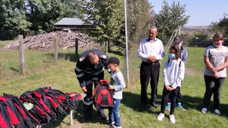 Cu ocazia Zilei Pompierilor, 173 de copii nevoiaşi au primit ghiozdane cu rechizite de la ISU Botoșani