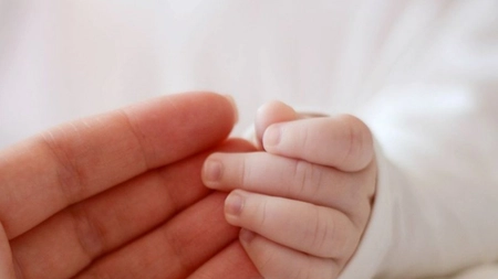 O mamă minoră de 16 ani, cu COVID, a fugit cu bebeluşul infectat din spitalul de la Râmnicu Vâlcea