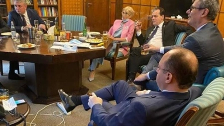 Ludovic Orban a fost din nou prins fără mască și fumând în spaţii închise