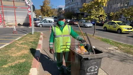 Respect! Nea' Petrică este cel mai vechi angajat de la salubritate. Zilnic, de peste 20 de ani, mătură străzile Iașului și este mândru de ceea ce face: 