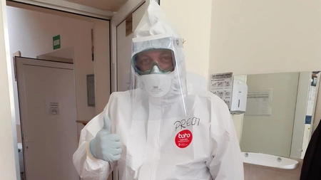 Povești ce-ți fac pielea de găină, auzite de preotul de la Spitalul de Boli Infecțioase de la Iași. Un bărbat s-a spovedit pentru prima dată în viața lui la ATI având o formă gravă de COVID-19. La scurt timp după spovedanie s-a stins din viață