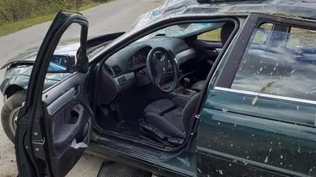 Un adolescent de 16 ani din Argeş a murit, după ce maşina în care era s-a răsturnat şi a revenit apoi pe roţi