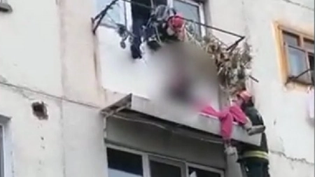 Un bărbat de 62 de ani a supravieţuit, după ce a căzut de la etajul 4 al unui bloc din Rovinari
