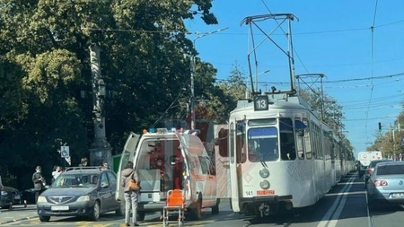 O ambulanță a intervenit în fața Universității ,,Alexandru Ioan Cuza'' Iași