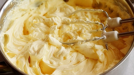 Cremă de mascarpone cu frișcă: Rețetă simplă și savuroasă