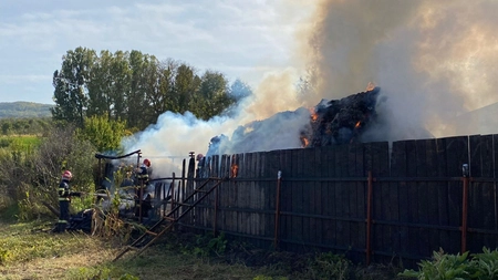 Incendiu în comuna Dobrovăţ. Un depozit cu zece tone de furaje şi două tone de lemn a fost cuprins de flăcări - FOTO