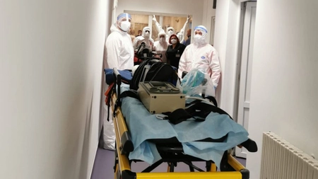 Patru pacienţi cu Covid-19 din Iaşi, transferaţi cu avionul în Polonia - FOTO