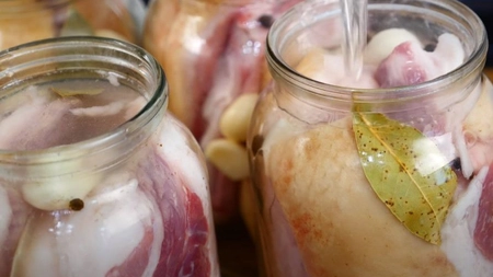 Piept de porc în saramură, un deliciu. Cum se prepară această rețetă rămasă de la bunici