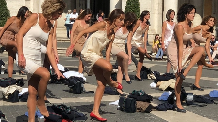 Protest în Italia. Fostele stewardese de la Alitalia și-au dat jos hainele în semn de nemulțumire - FOTO, VIDEO