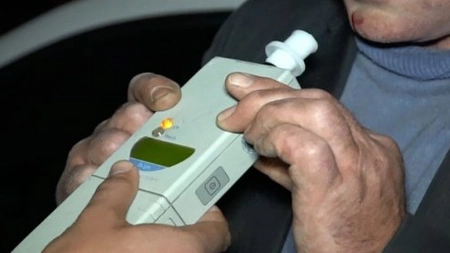 Un român a băut o ladă de bere, după vaccinare, pentru '' a da afară vaccinul''! Nu îi venea să creadă că e amețit de la alcool! Iată ce spune un medic