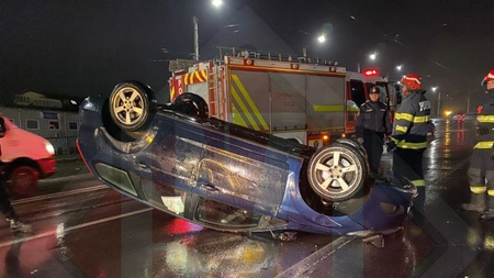 Accident rutier în cartierul Alexandru cel Bun din Iași. Un autoturism s-a răsturnat - Exclusiv, Galerie Foto, Video