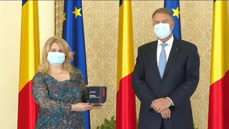 Adina Romanescu, directoarea Liceului Teoretic de Informatică „Grigore Moisil” Iași a fost decorată de președintele Klaus Iohannis cu premiul „Directorul anului 2021”! Cătălin Condrea a fost premiat pentru Inovare