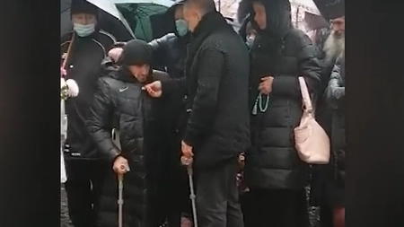 Gigi Becali, gest emoționant! I-a oferit geaca sa unui bărbat nevoiaș și l-a îmbrățișat - Video