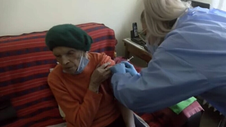 O femeie de 100 de ani din Neamț, despre vaccinare: 