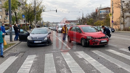 Două accidente rutiere pe Bulevardul Nicolae Iorga. Au fost implicate patru autoturisme -FOTO, VIDEO